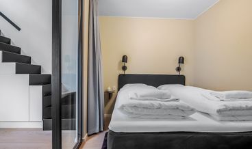Bild von Split Level Apartment - Loft Bed-1 Queen Bed Free WiFi