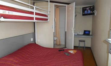 Bild von Standard Room, Multiple Beds (1 Double and 1 Single bed)-1 Double Bed and 1 Twin Bed Non Refundable Free self parking Free WiFi