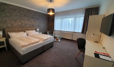 Bild von Double Room (Atelier L)-1 Queen Bed Non Refundable Free WiFi Free self parking