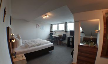 Bild von Triple Room, Mountain View-1 Double Bed and 1 Twin Bed Non Refundable Free WiFi Breakfast buffet Free self parking Free welcome drink