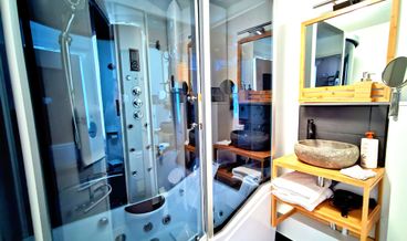 Bild von Deluxe Studio, Ensuite, City View-1 King Bed Non Refundable