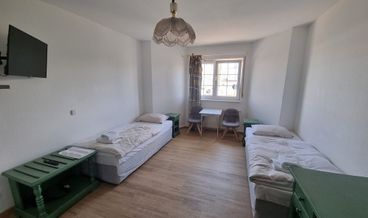 Bild von Zweibettzimmer, eigenes Bad, Blick auf den Innenhof (Apartment mit Küche)