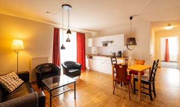 Bild von Standard Studio with 1 Triple Room-1 Queen Bed and 1 Twin Bed Free breakfast Free self parking