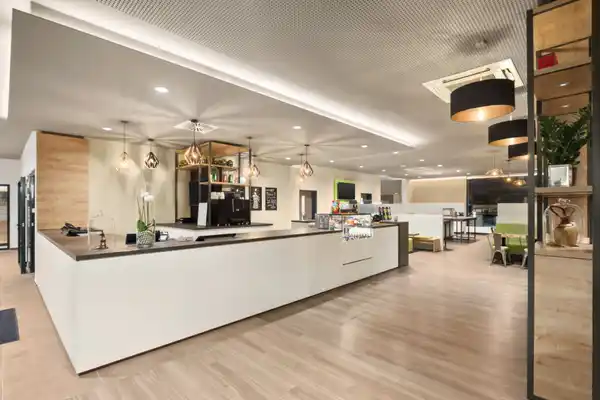 Super 8 by Wyndham Munich North - Standard Zimmer - RECEPTION