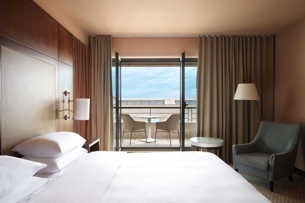 Bild von Zimmer, 1 King-Bett, eingeschränkter Meerblick