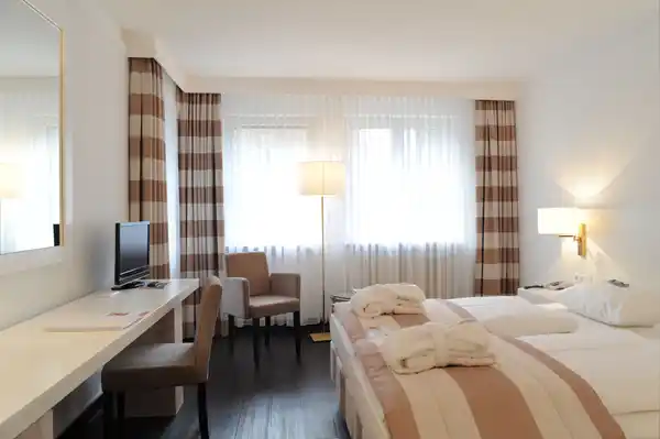 Relexa Waldhotel Schatten Stuttgart - Standard Zimmer - ROOM