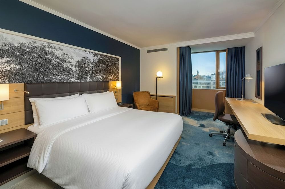 Bild von Executive Zimmer mit Kingsize-Bett im Rheinflügel mit Stadtblick