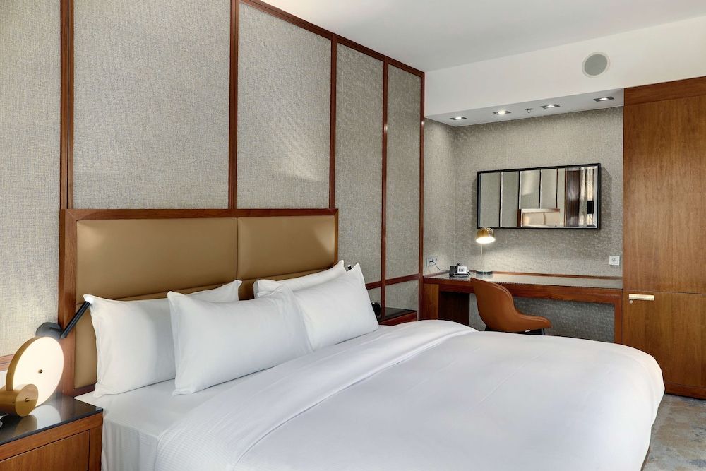 Bild von Zimmer, 1 King-Bett, Blick auf den Innenhof