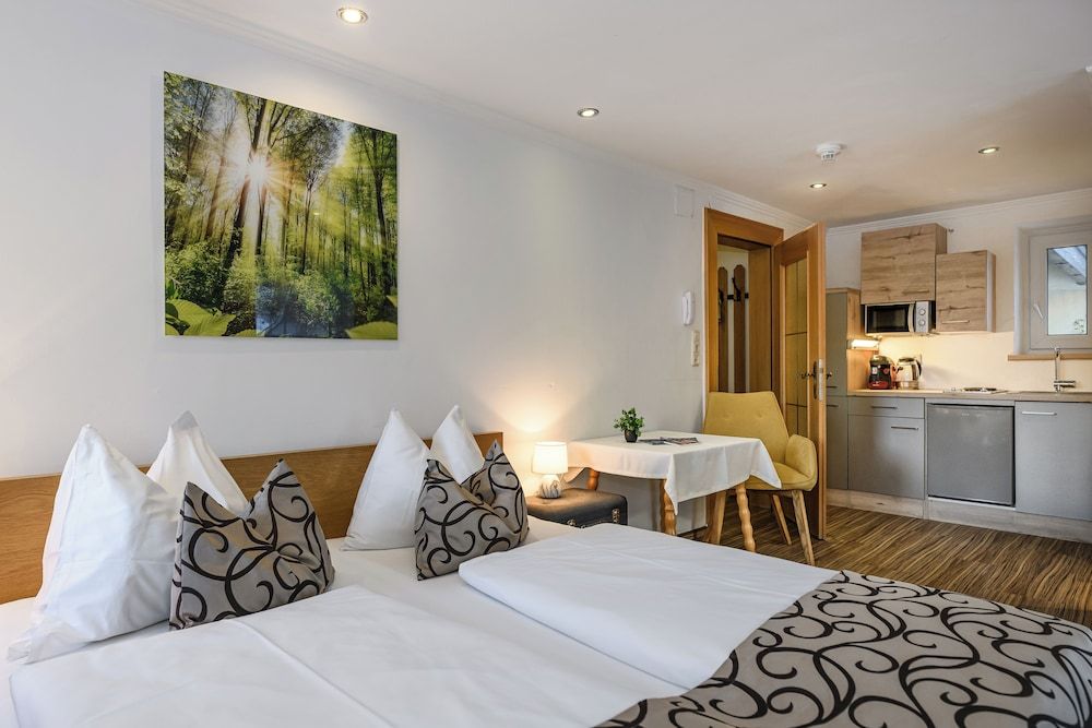 Bild von Classic-Apartment, 1 Queen-Bett, Balkon, zum Garten hin (Gamskar-cleaningfee 30€ p.P.)