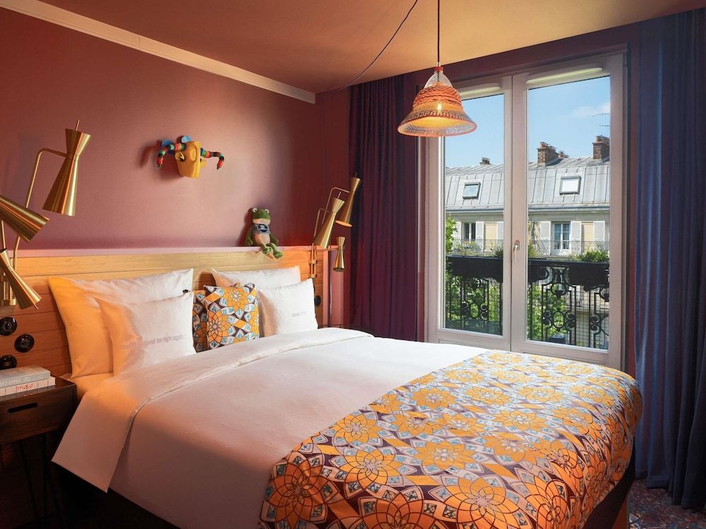 Bild von Medium with Balcony and Paris view