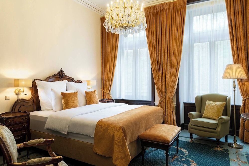 Bild von Zimmer, 1 King-Bett, Blick auf den Weinberg